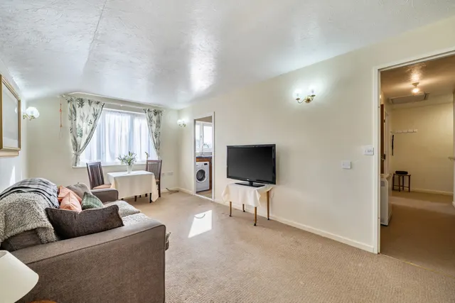 Neal Close, HA6, photo 3
