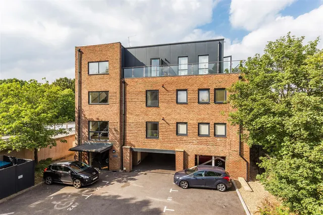Challenge Court, Leatherhead, KT22, photo 1