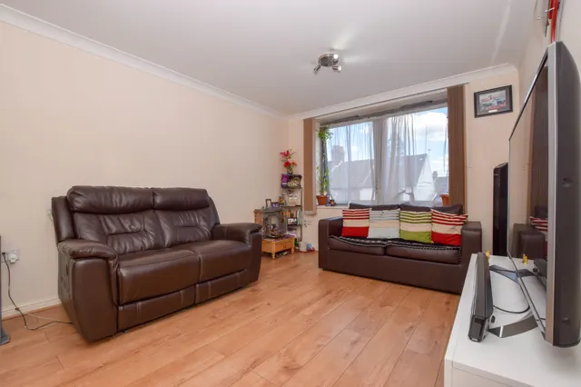 Photo 2 — Flat 8, Salisbury House, Watford