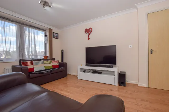 Photo 3 — Flat 8, Salisbury House, Watford