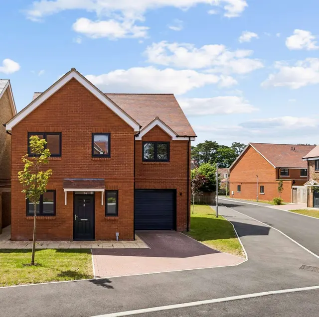 Hind Gardens, Hindhead, Surrey, GU26 6GJ, photo 1