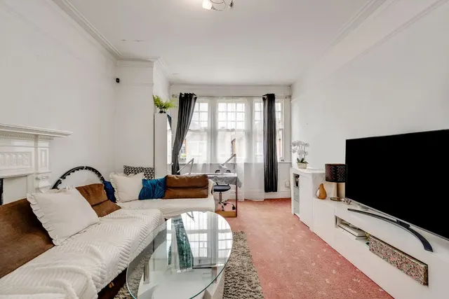 Balfour Avenue, W7, photo 2
