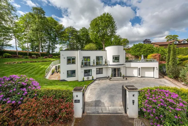 Broomfield Park, Westcott, RH4, photo 1