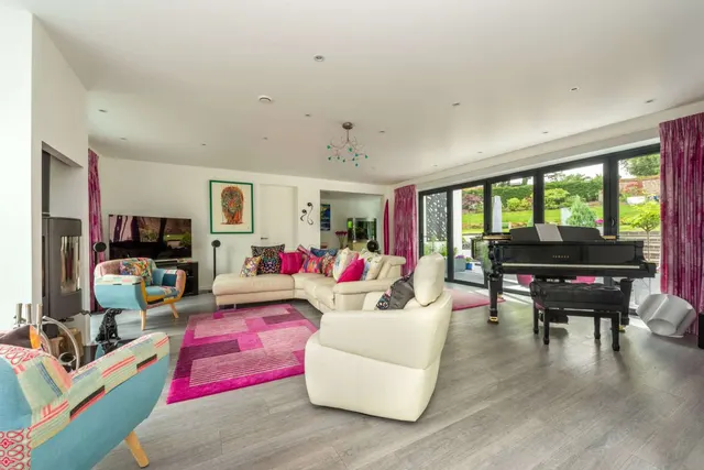 Broomfield Park, Westcott, RH4, photo 2