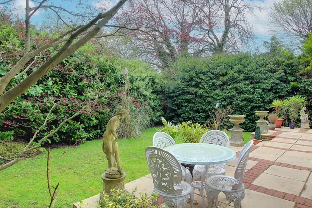 Photo 3 — Westwood Close, Potters Bar EN6 1LH