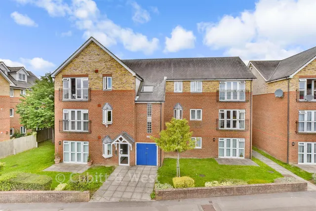 Station Approach, Horley, RH6, photo 1