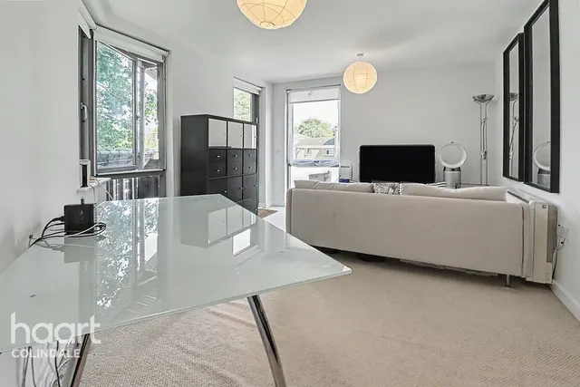 Lanacre Avenue, NW9, photo 2