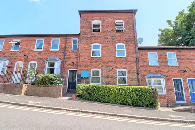 Saffron Road, High Wycombe, HP13, photo 1