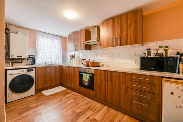 Photo 3 — 14 Cormorant Court, Pilot Close, London