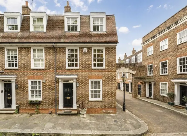 The Butts, Brentford, TW8, photo 1
