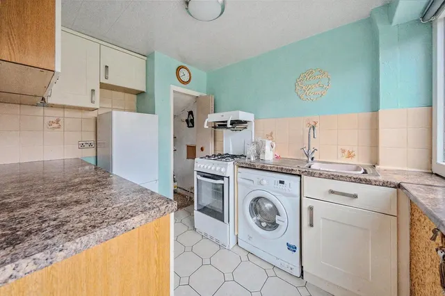Salisbury View, Horsforth, LS18, photo 3