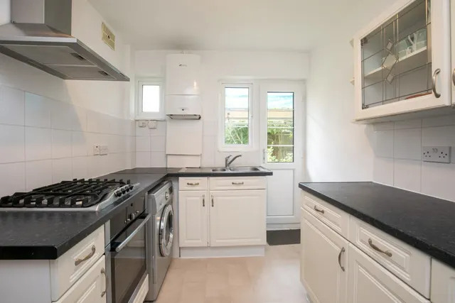 Manor Court, Twickenham, photo 1