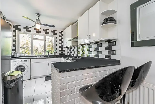 Queens Avenue, Stanmore, HA7, photo 3