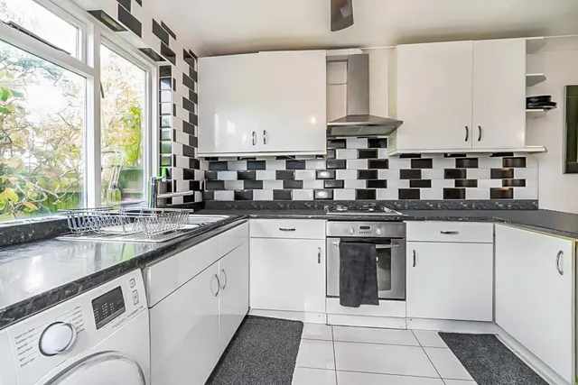Queens Avenue, Stanmore, HA7, photo 2