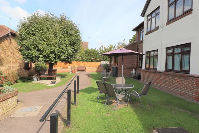 Photo 3 — Sheriton Square, Rayleigh, Essex, SS6 9LL