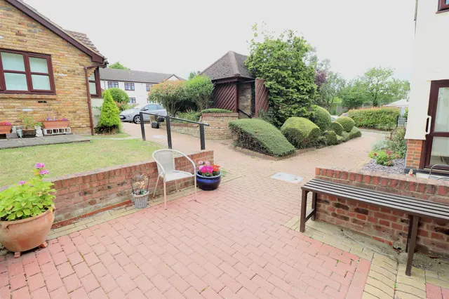 Photo 2 — Sheriton Square, Rayleigh, Essex, SS6 9LL