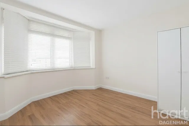 Western Avenue, Dagenham, RM10, photo 2