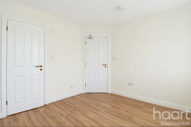 Western Avenue, Dagenham, RM10, photo 3
