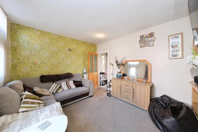 London Street, New Whittington, S43, photo 2