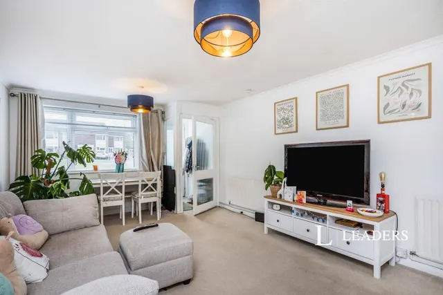 Beech Road, Horsham, RH12, photo 2
