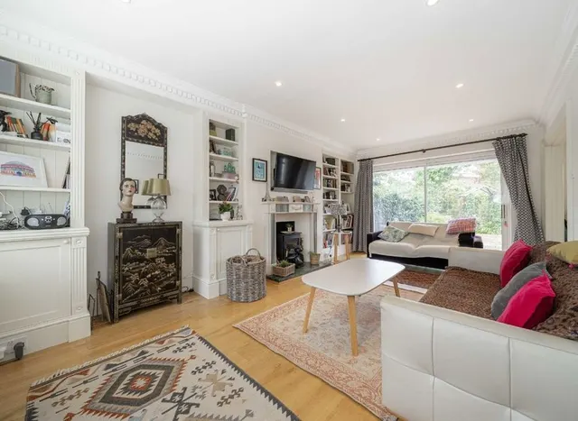 Springfield Grove, Sunbury-On-Thames, TW16, photo 3