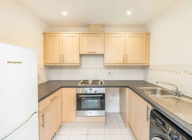 International Way, Sunbury-On-Thames, TW16, photo 3