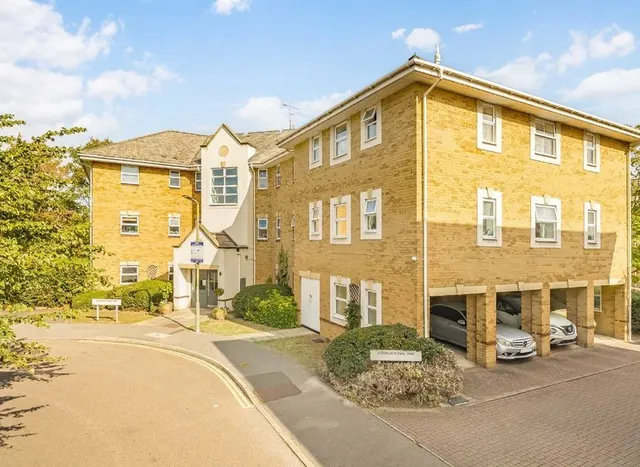 International Way, Sunbury-On-Thames, TW16, photo 1