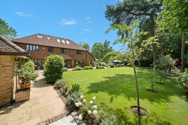Queensgate, Cobham, KT11, photo 1