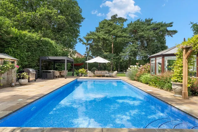 Queensgate, Cobham, KT11, photo 2