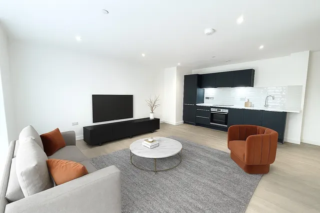 Silbury Court, MK9, photo 1