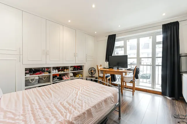 Photo 3 — Flat 6, 65 Courtfield Gardens, London