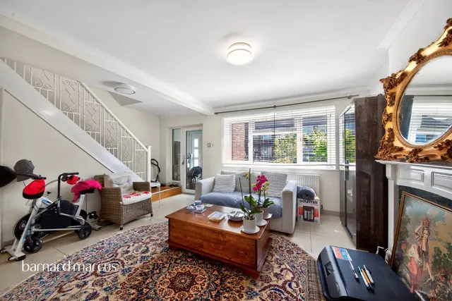 Woodside Lane, London, N12, photo 3