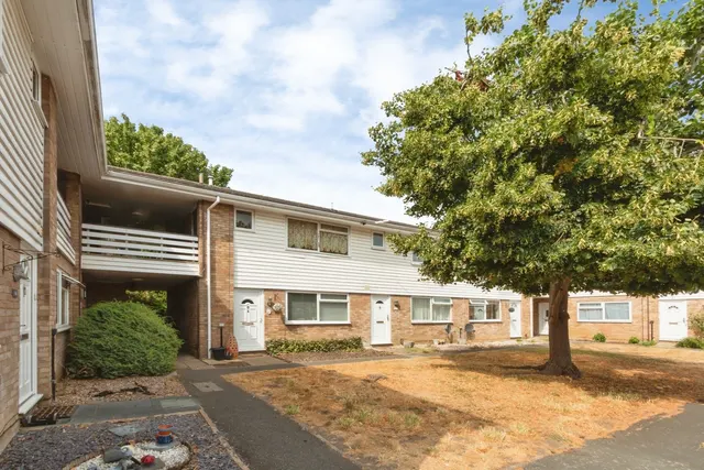 Highclere Court, Woking, GU21, photo 2
