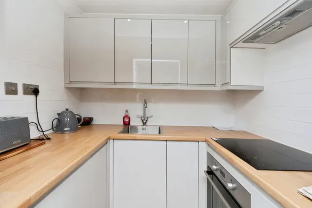 Highclere Court, Woking, GU21, photo 3
