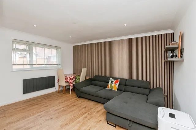 Highclere Court, Woking, GU21, photo 1