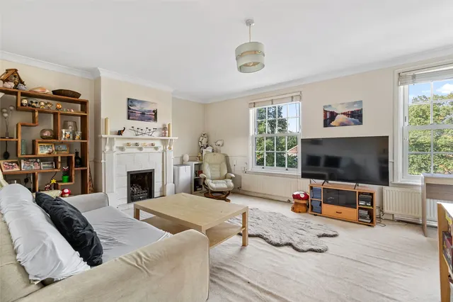 Photo 2 — Hampton Court Way, Thames Ditton, KT7 0LX