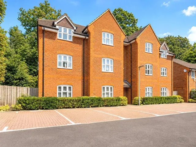 Hanger Court, Knaphill, GU21, photo 1