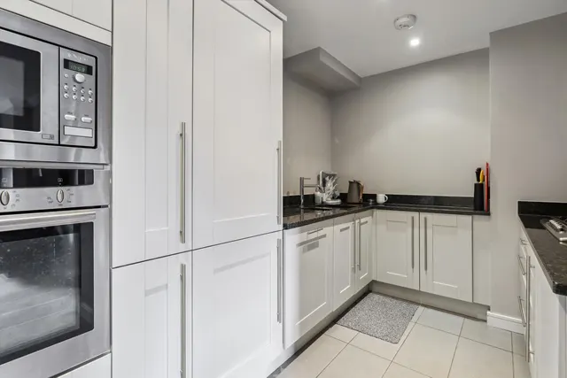 High Street, Esher, KT10, photo 3