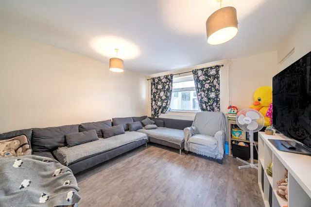 Trenchard Close, Stanmore, HA7, photo 2