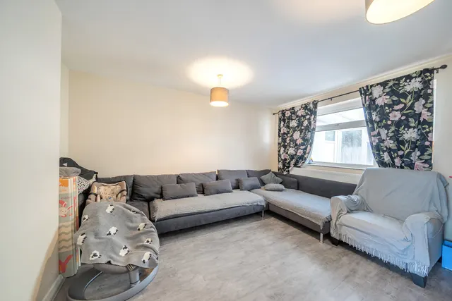 Trenchard Close, Stanmore, HA7, photo 3