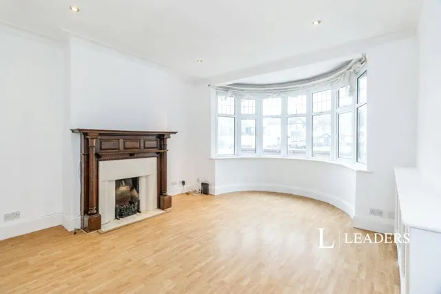 Elgar Avenue, Surbiton, KT5, photo 3