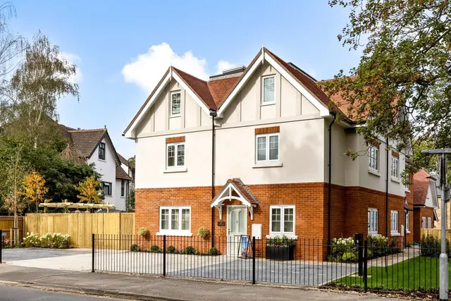 Queenbee Gardens, Weybridge, KT13, photo 1