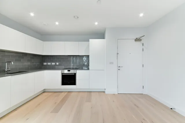 Royal Crest Avenue, London, E16, photo 3
