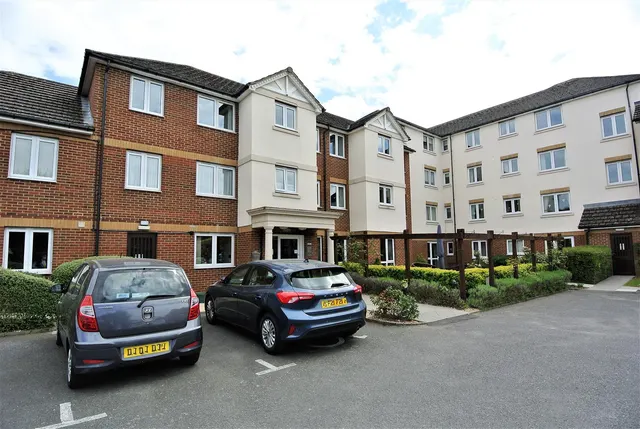 Parkland Grove, Ashford, Surrey, TW15 2GA, photo 1