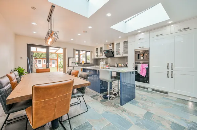 Photo 2 — 174 Westward Road, London