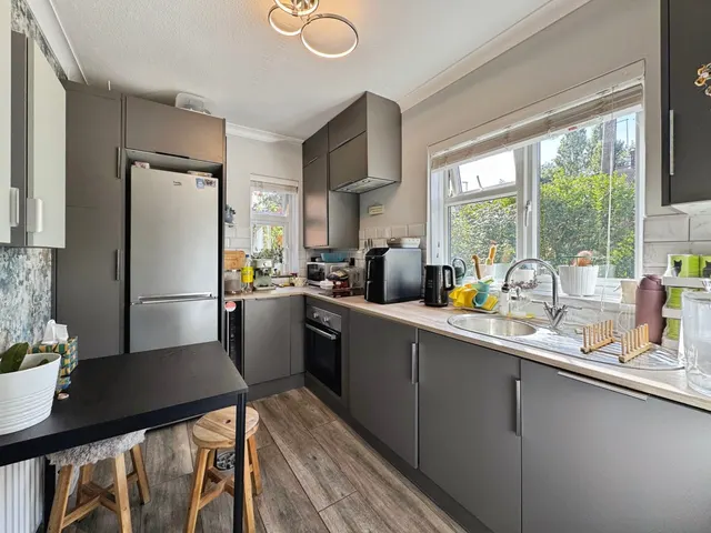 Booth Road, London, NW9, photo 2