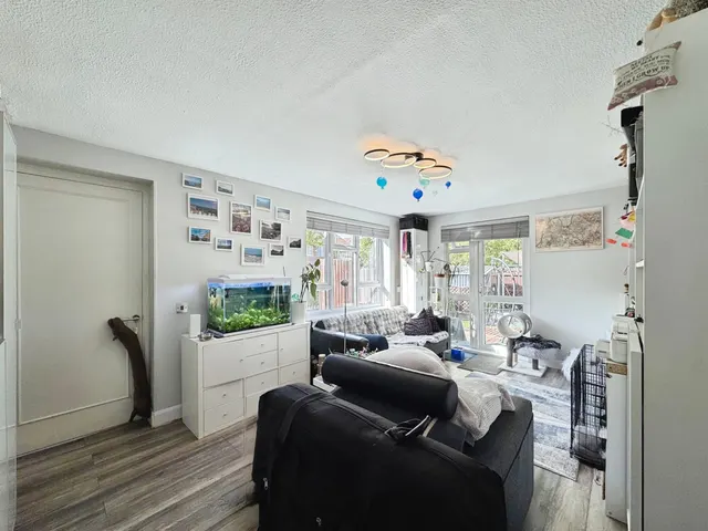Booth Road, London, NW9, photo 3