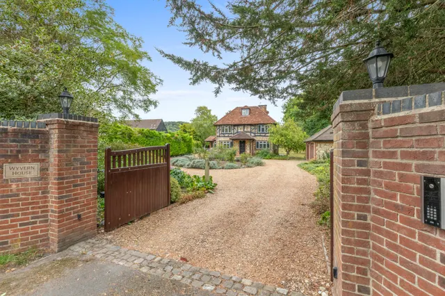 Aylesbury Road, Askett, HP27, photo 1