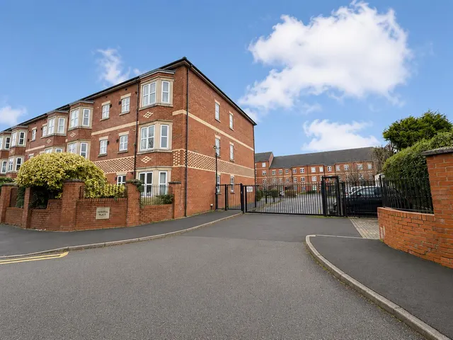 Russell Place, Sale, M33, photo 1