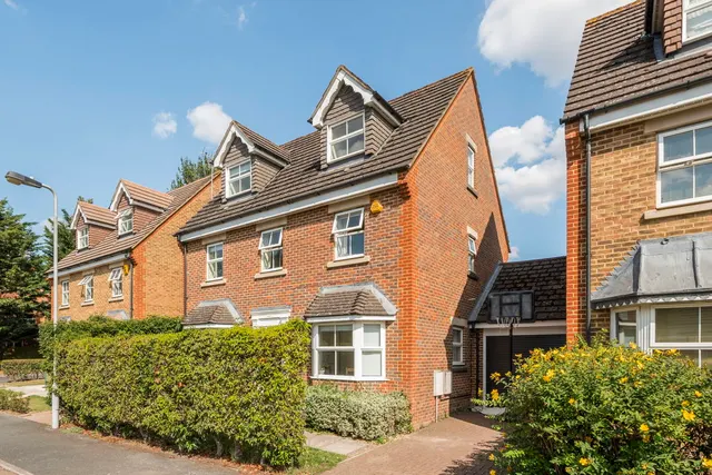 Stirling Avenue, Pinner, HA5, photo 1